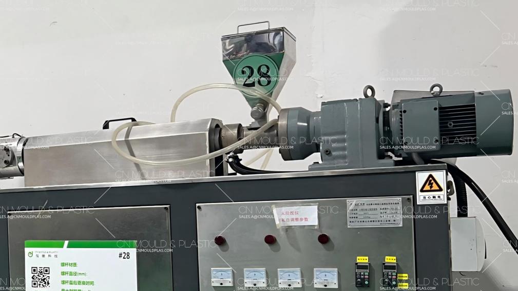 barrel-heater-installation-and-maintenance-for-injection-molding-machines.jpg